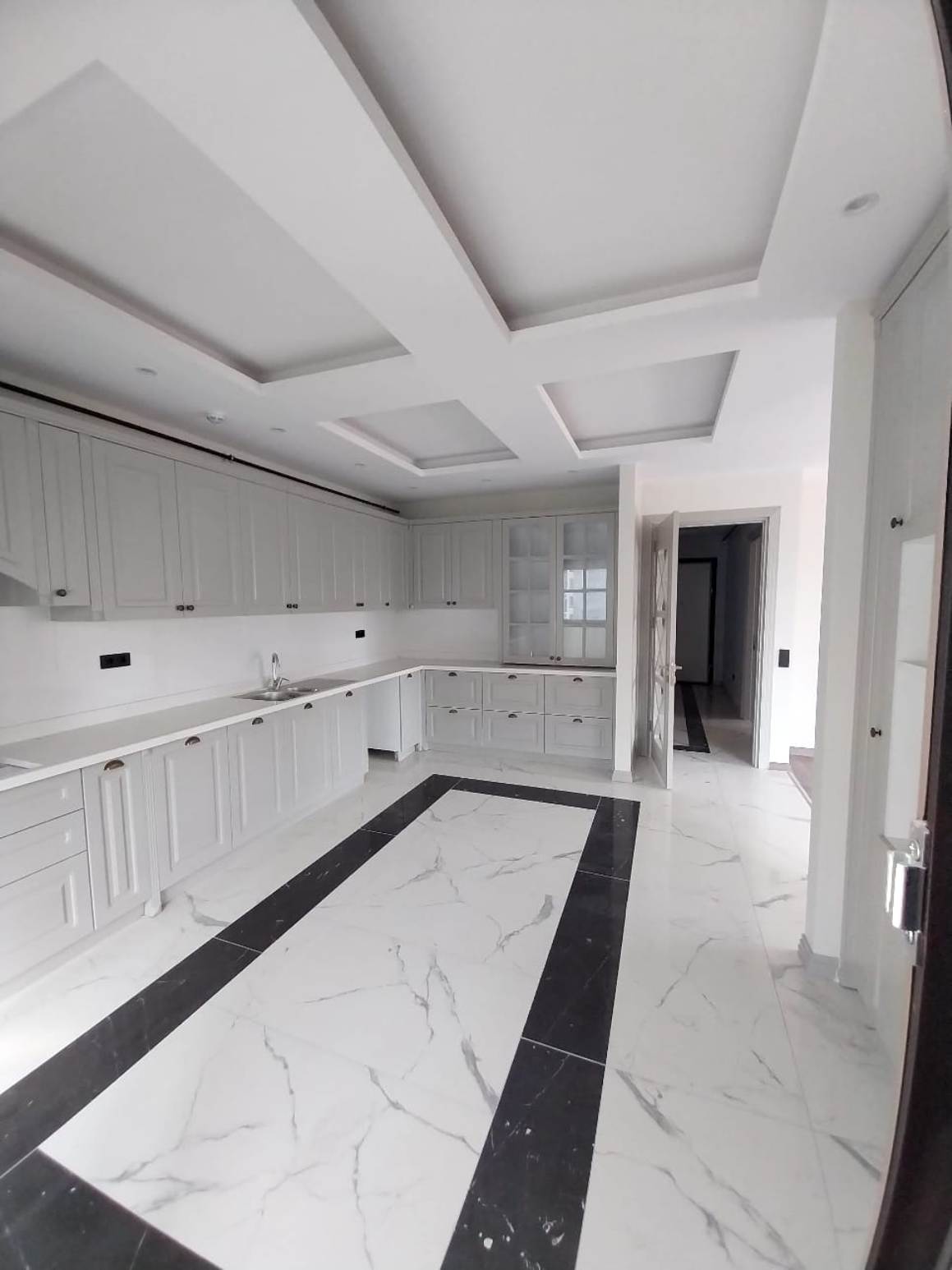 Квартира 5+1 от застройщика в сданном доме в Мерсине