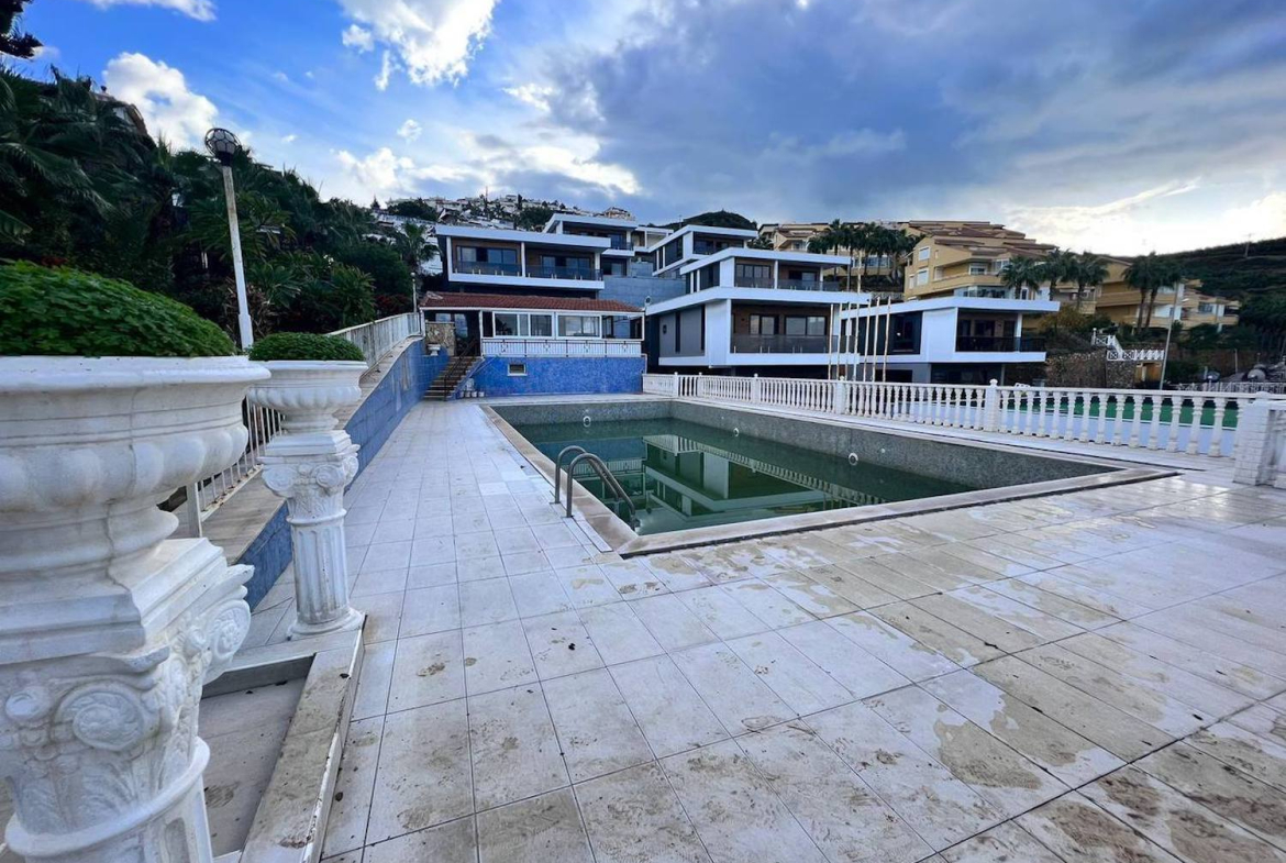 вилла 3+1 с личным бассейном в Аланье