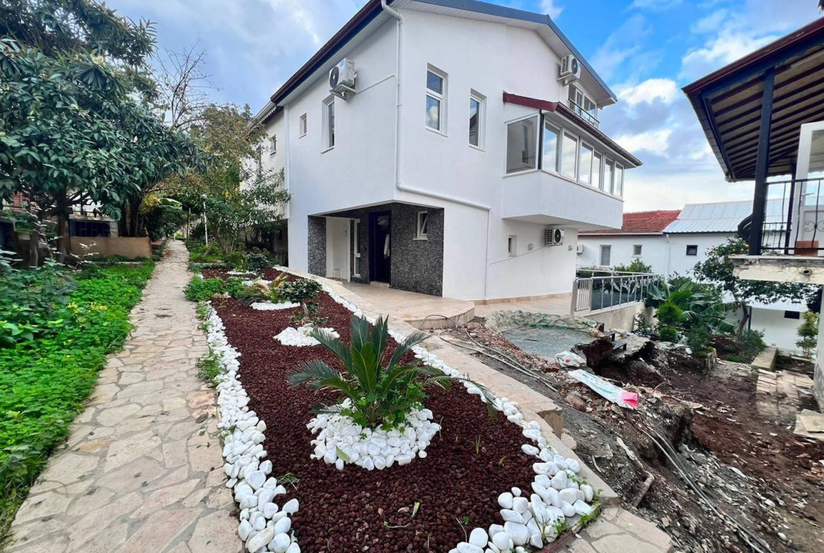 вилла 3+1 с личным бассейном в Аланье