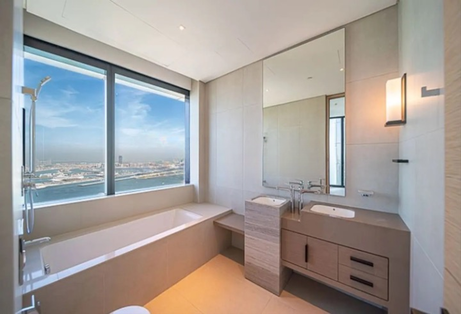 купить апартаменты на первой береговой линии в Дубае 