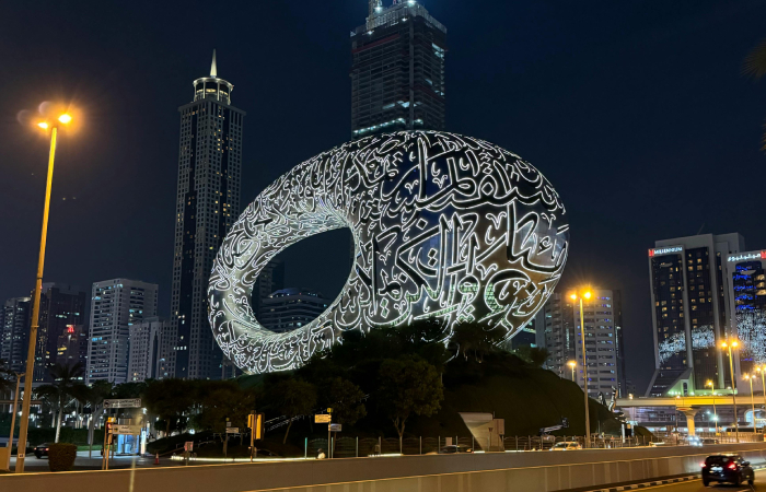 The Museum of the Future ночью в Дубае