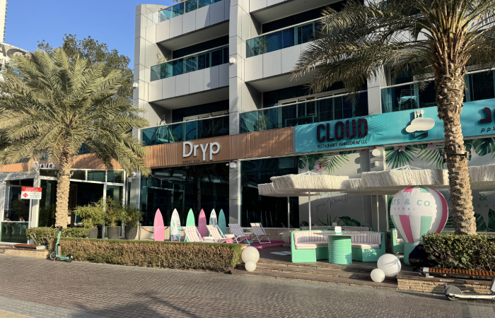 Кафе на набережной в районе Дубай Марина