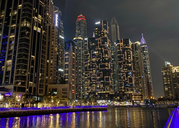 Район Дубай Марина вечером