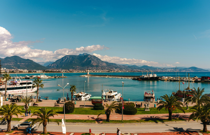 Город Анталья на берегу Средиземного моря