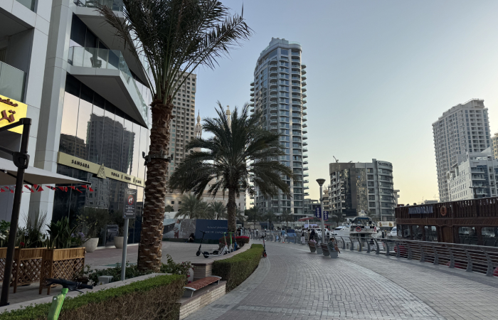 Прогулка по набережной Дубай Марина в дневное время