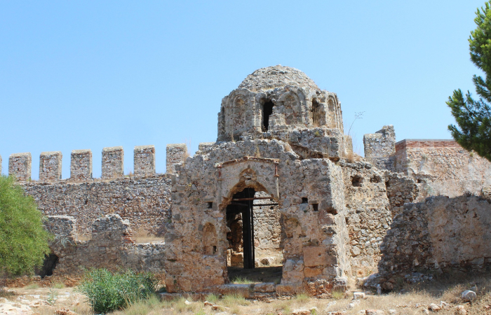 фрагменты византийской церкви Святого Георгия в крепости Аланьи