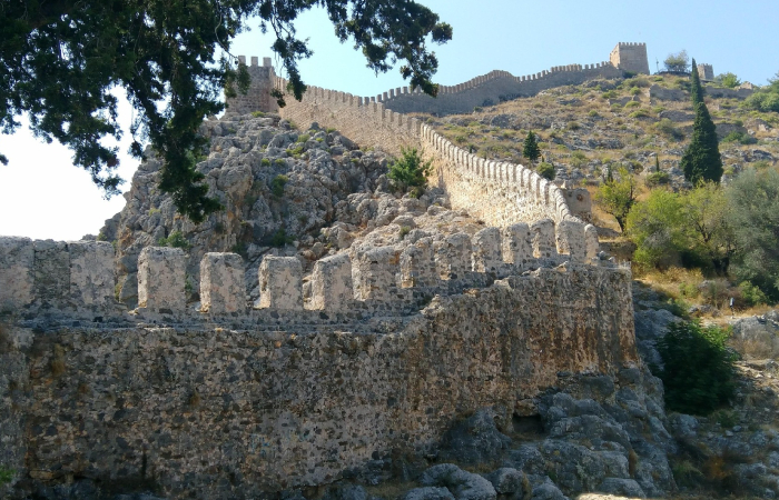 Стены внешней крепости в Алании